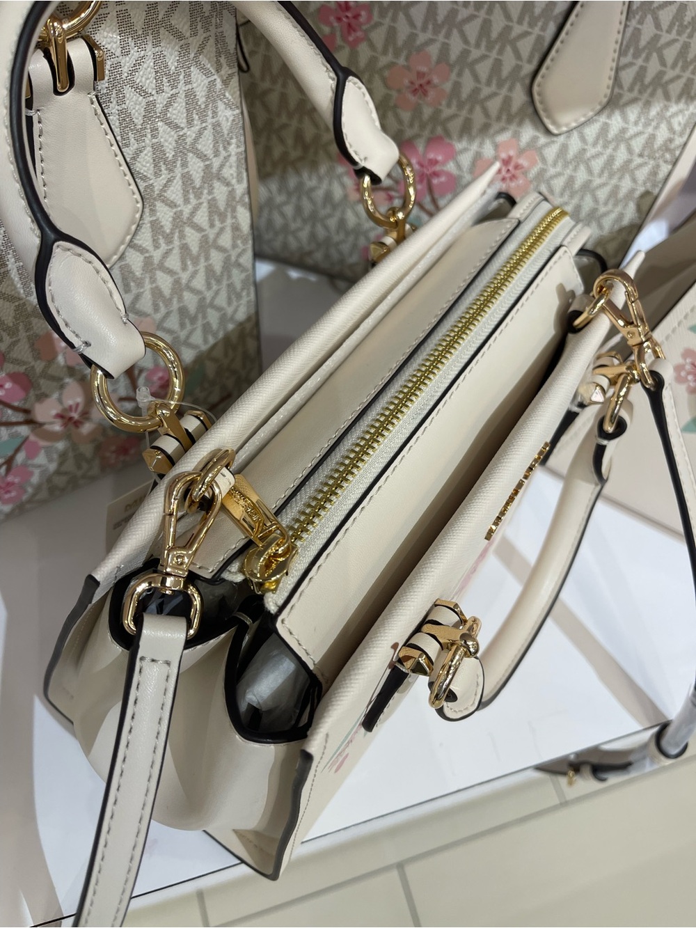 MICHAEL KORS Md Small Embellished Satchel Crossbody Messenger
Lt Cream Multi
NWT - Picture 15 of 16